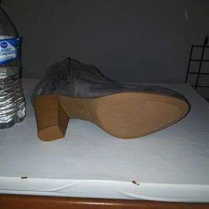 Grey booties with tassels on zipper